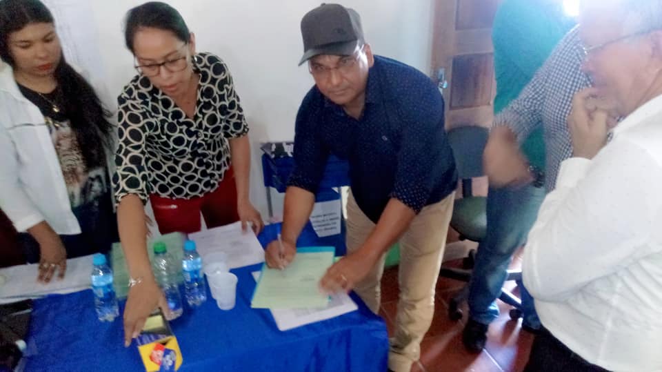 PREFEITO DIVINO ROCHA ENTREGA TÍTULO URBANO E TÍTULOS RURAIS 